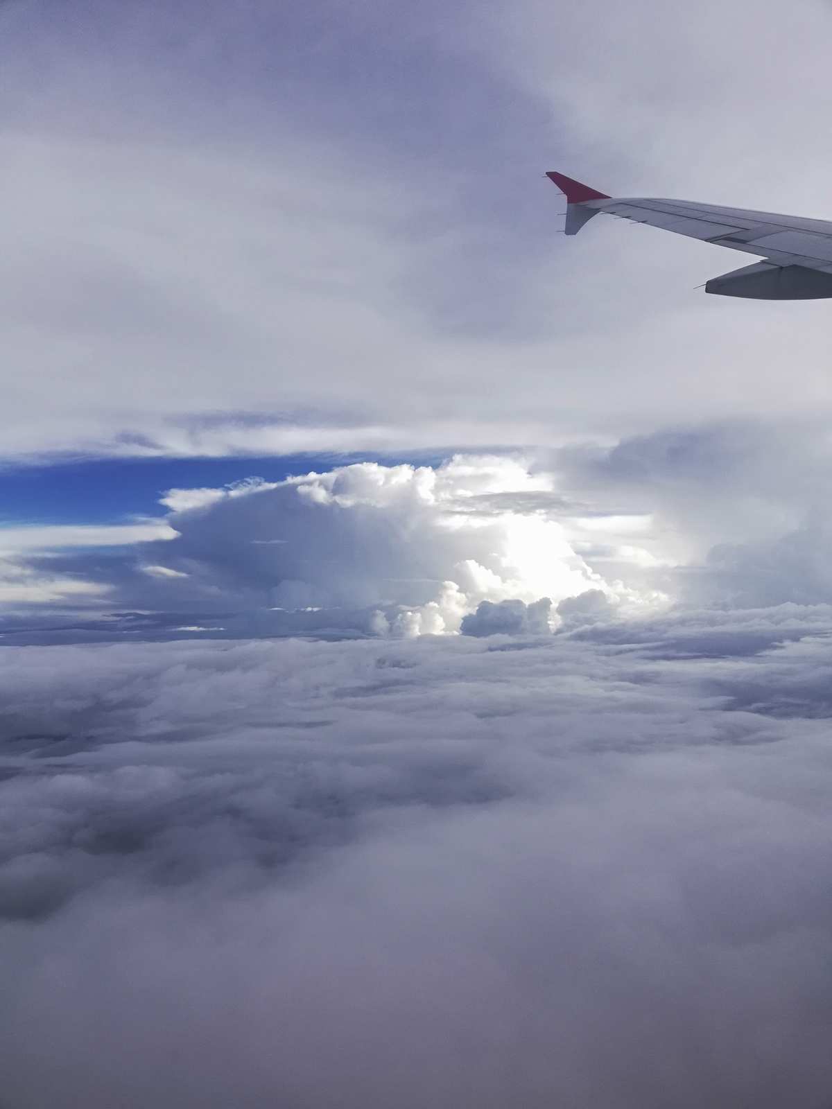 天空中飞机飞过留下的是什么_飞机飞过天空下一句是什么_飞机飞过天空下一句