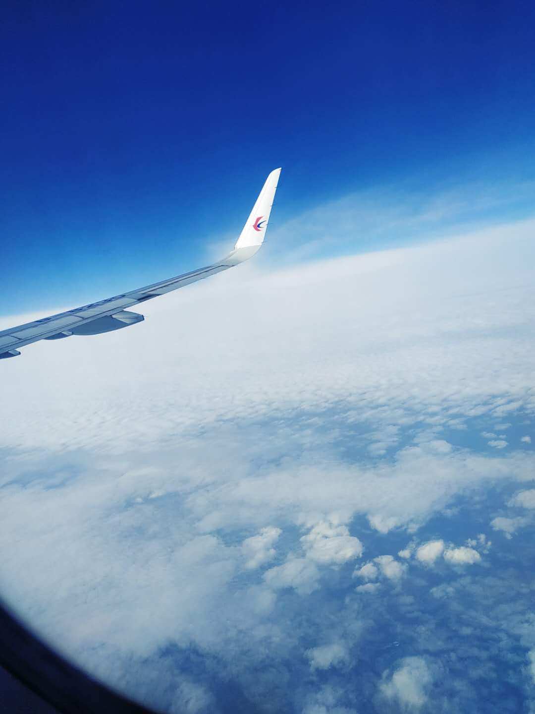 飞机飞过天空下一句是什么_飞机飞过天空下一句_天空中飞机飞过留下的是什么