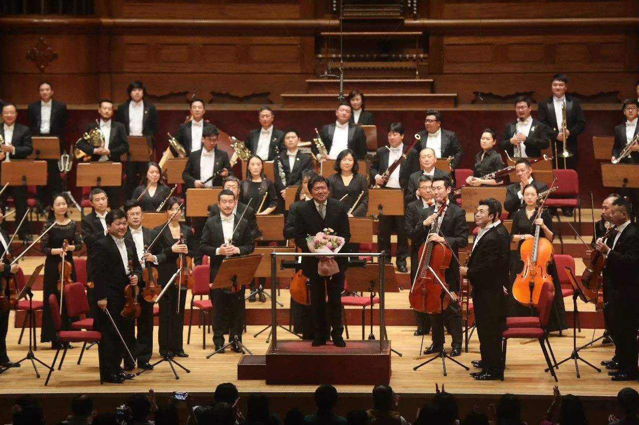 指挥台上，音乐指挥家与交响乐团携手奏响华丽和谐的乐章