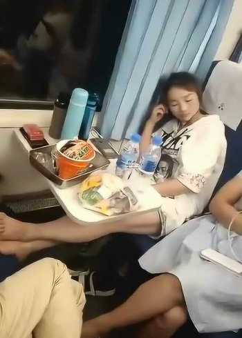 男奴舔美女脚迅雷下载_哈宝svk_舔美女的脚vk