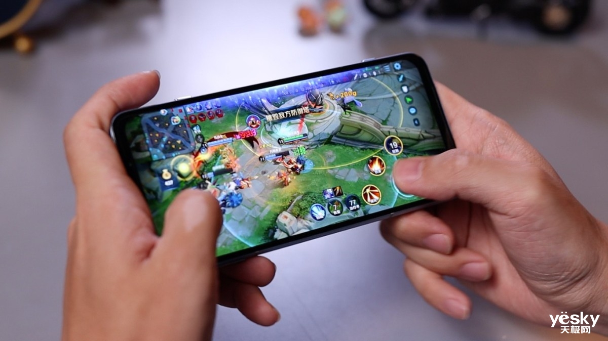 手机玩游戏变成小屏幕_手机屏幕显示游戏画面_点手机屏幕游戏