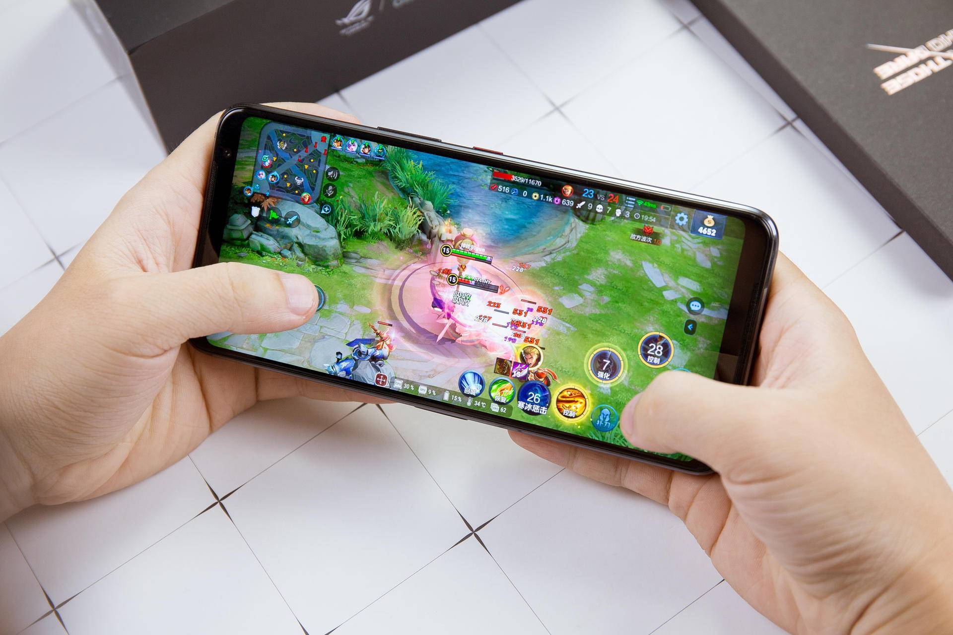 玩游戏中手机的软件_手机屏幕显示游戏画面_中屏游戏手机