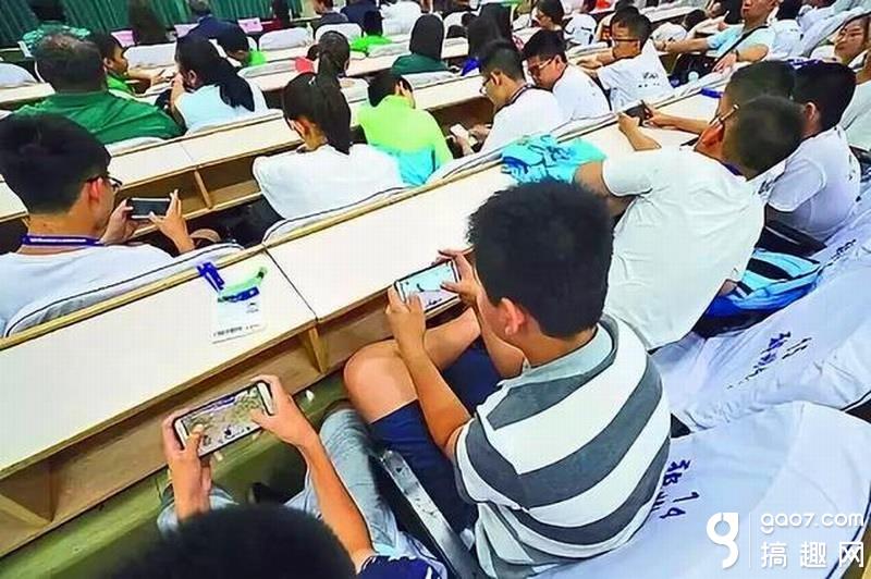 上课捣乱游戏手机游戏_上课玩手机让老师逮住咋办_上课玩手机怎么惩罚