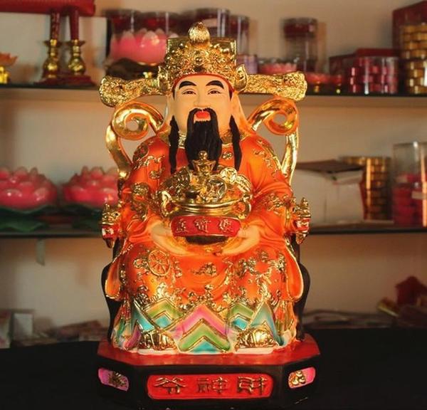 大年初几迎财神，上香庄重有仪式感，摆放财神爷像引发独特活动