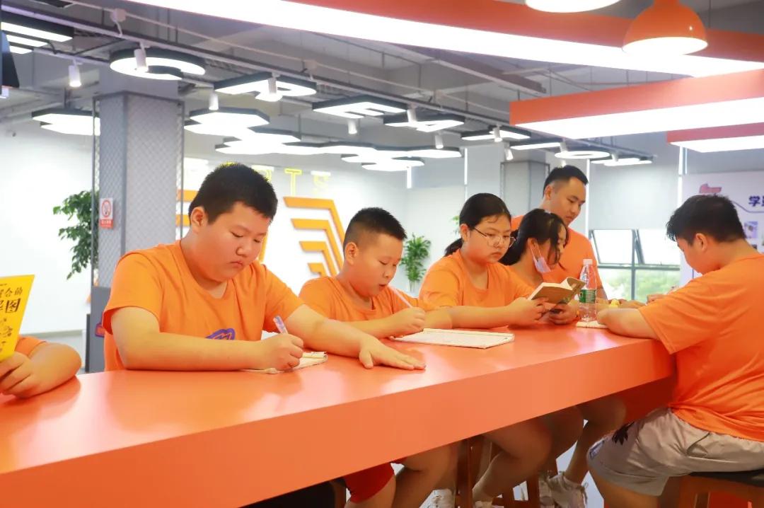 手机双人打工游戏_适合上班两个人玩的手游_适合打工人玩的游戏